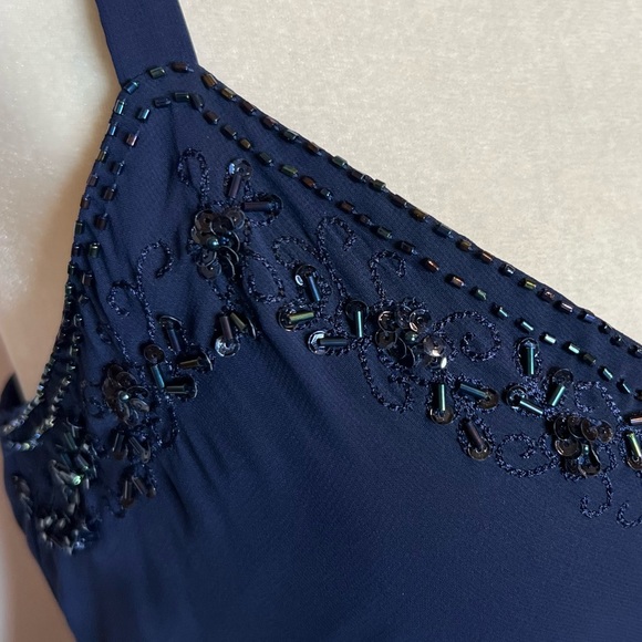 XSCAPE Sleek Mermaid Silhouette Beaded Maxi Dress. Size 8 - Picture 4 of 10